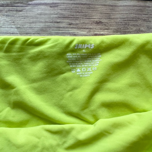 Skims - Fits Everybody Limited Edition Bandeau. - Picture 3 of 3